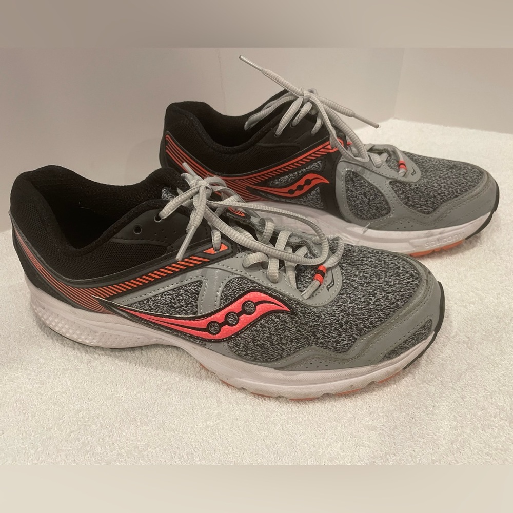 Woman’s Saucony Cohesion 10 Size 9 shoe like new.